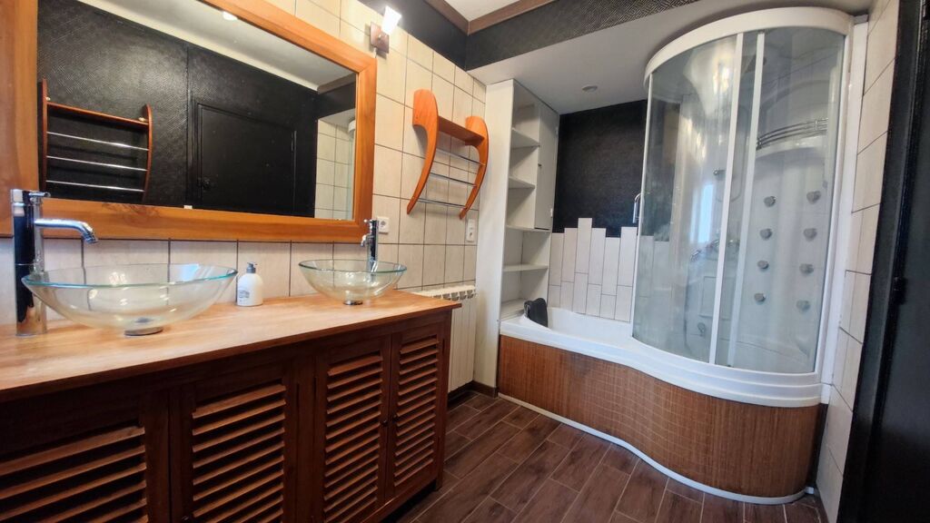 Vend Demeure de caractère avec chambre et salle de bains au rez-de-chaussée