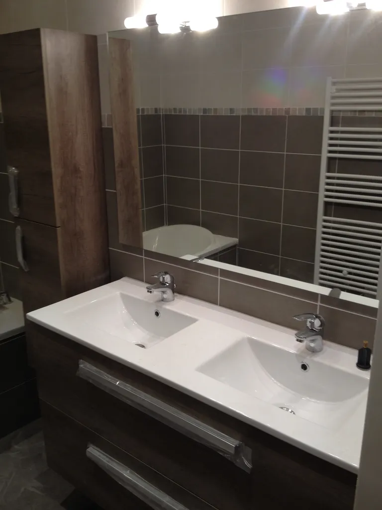 Meuble double vasque installé lors de la rénovation complète d’une salle de bains à Oullins près de Lyon (Rhône – 69)