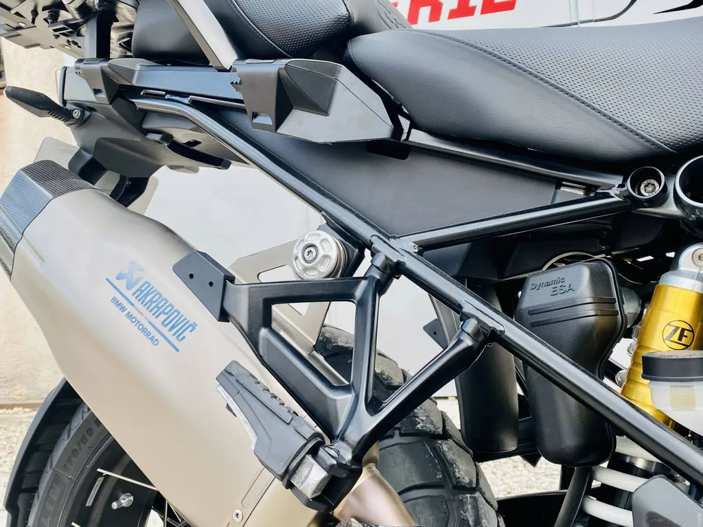 Peinture pièces alu sur moto BMW GS 1250 à Carnoux en provence  près de Cassis