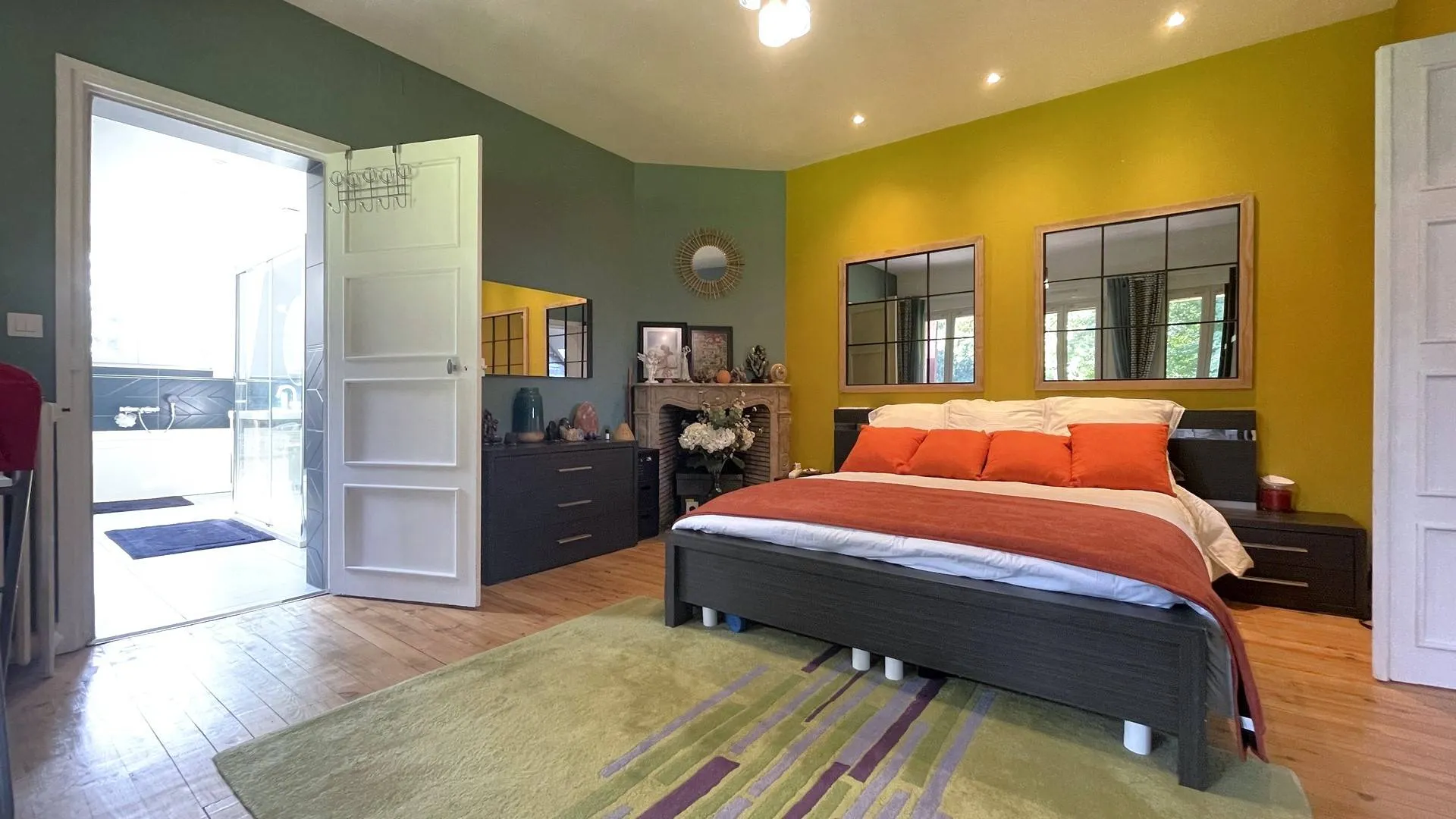 Maison avec chambres spacieuses à vendre** : À l'étage, un couloir dessert 2 chambres et une salle de bains avec WC.