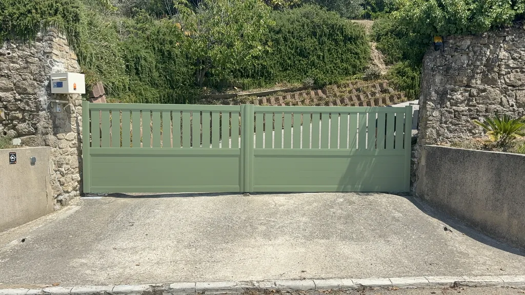 Installation d'un portail aluminium Concorde M30 sur mesure : finition Vert 6021