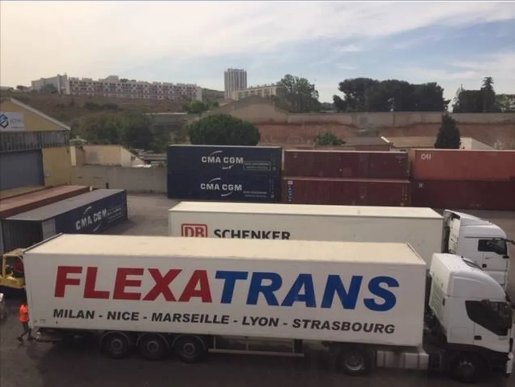 Transporteur Flexatrans charge des camions complets partout en France et en Europe