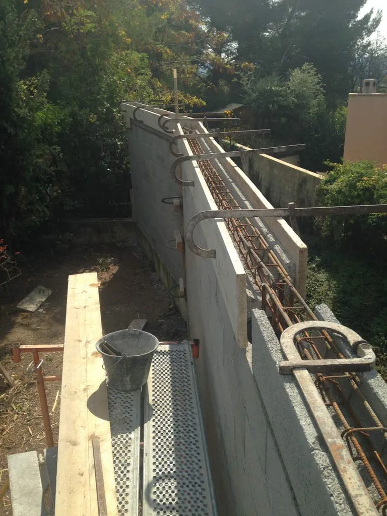 Réhausse d'un mur de clôture maçonné 13300 Salon de Provence
