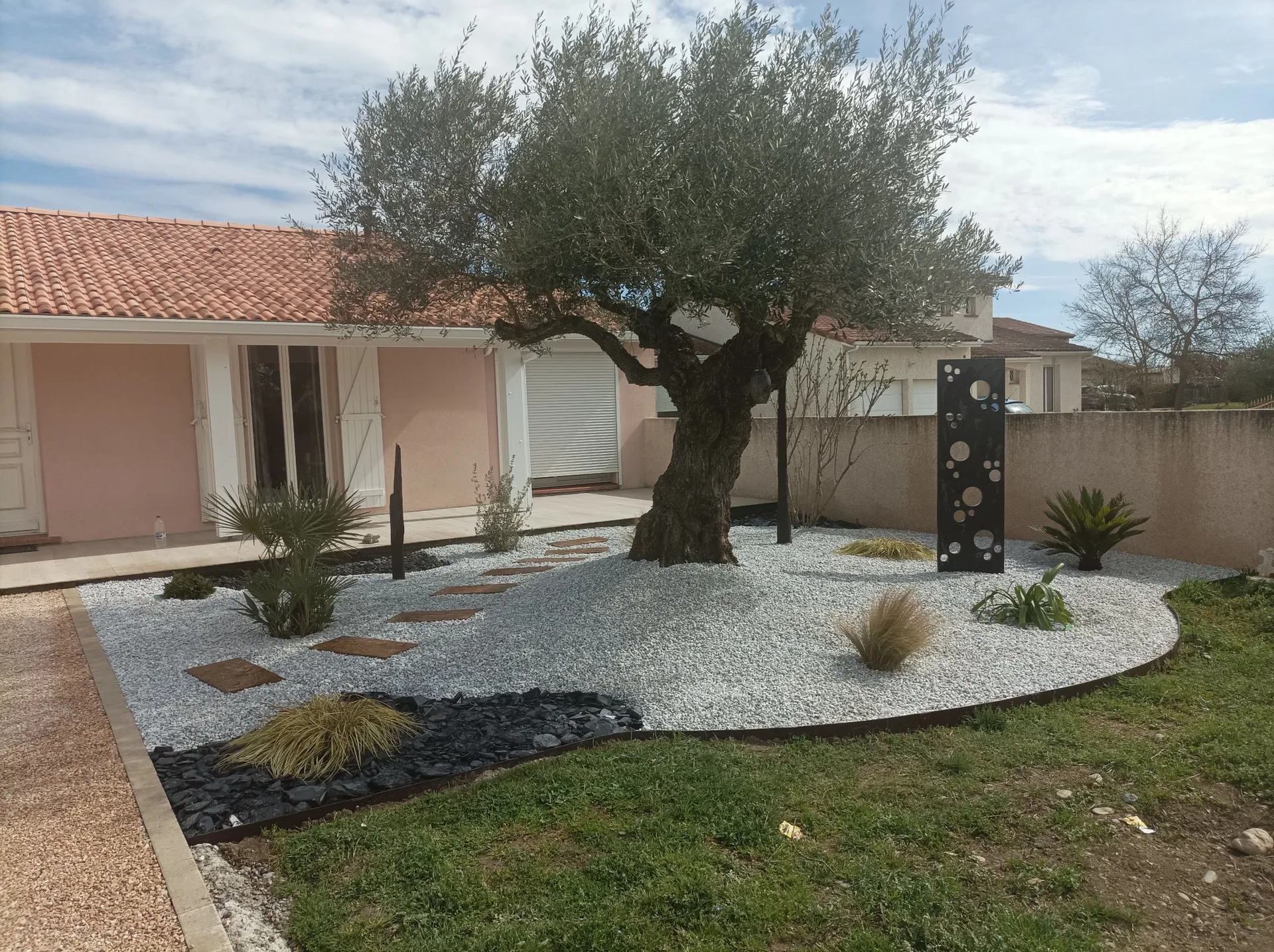 Olivier centenaire au Fauga près de Muret, sublimé par les paysagistes de MAT'TAILLE avec harmonie et sérénité .