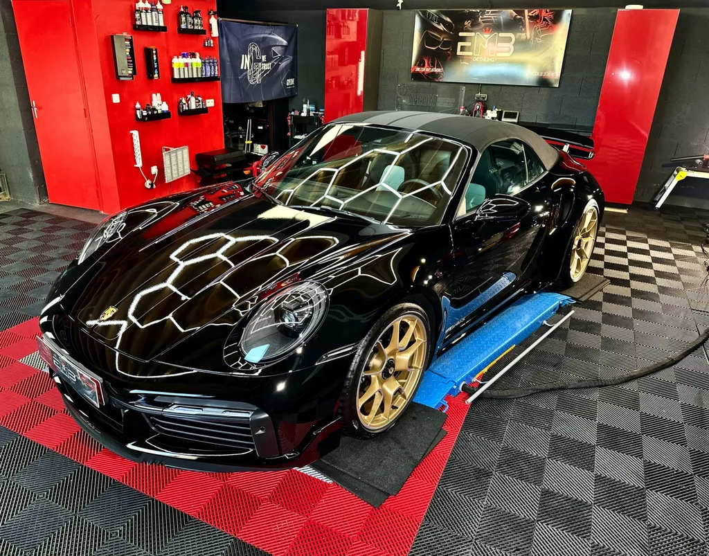 protection PPF automobile Lyon traitement céramique carosserie Porsche 992 Turbo S cabriolet 