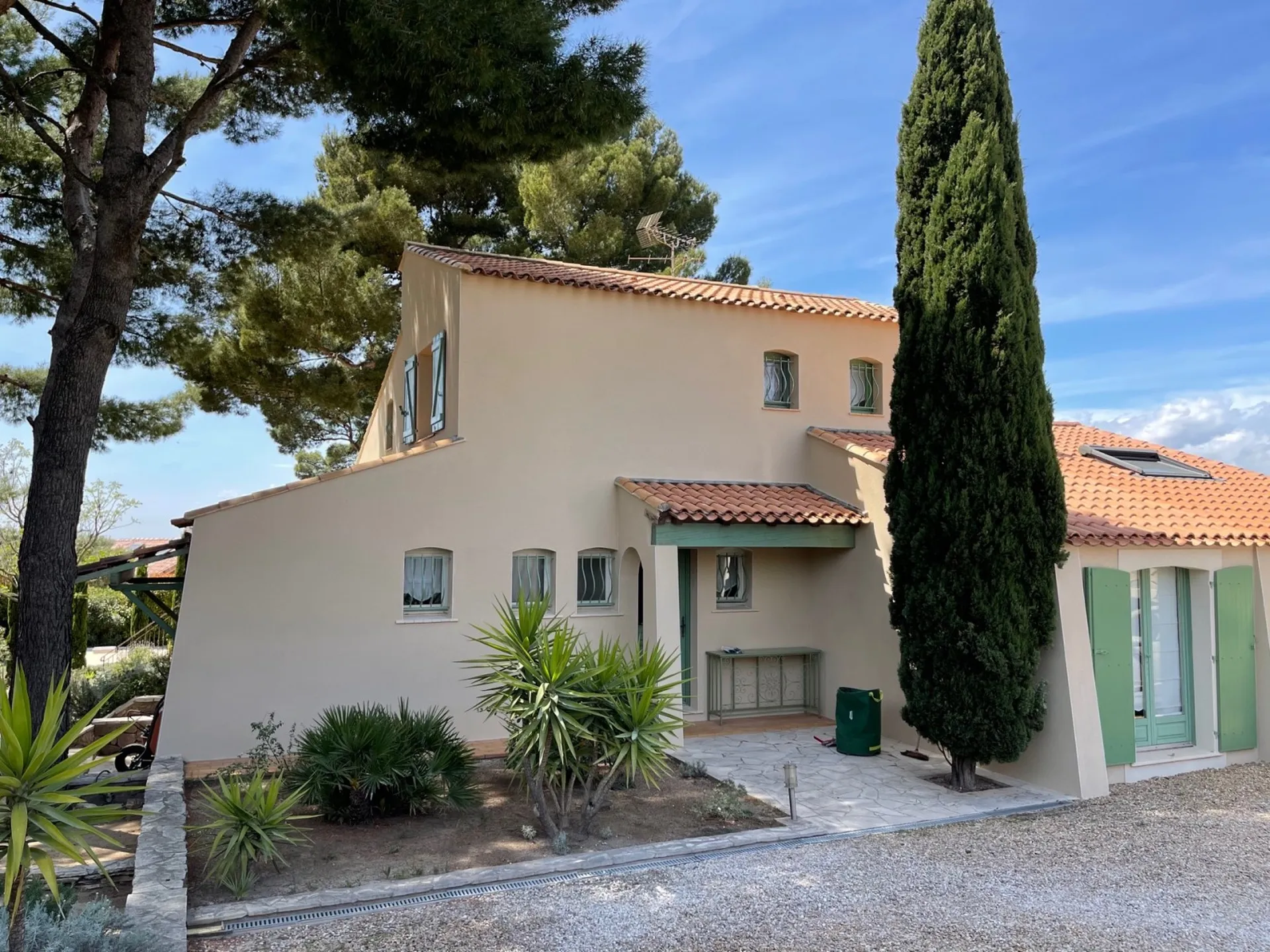 Rénovation d’une façade en finition gratté fin sur Balaruc proche de Sète.