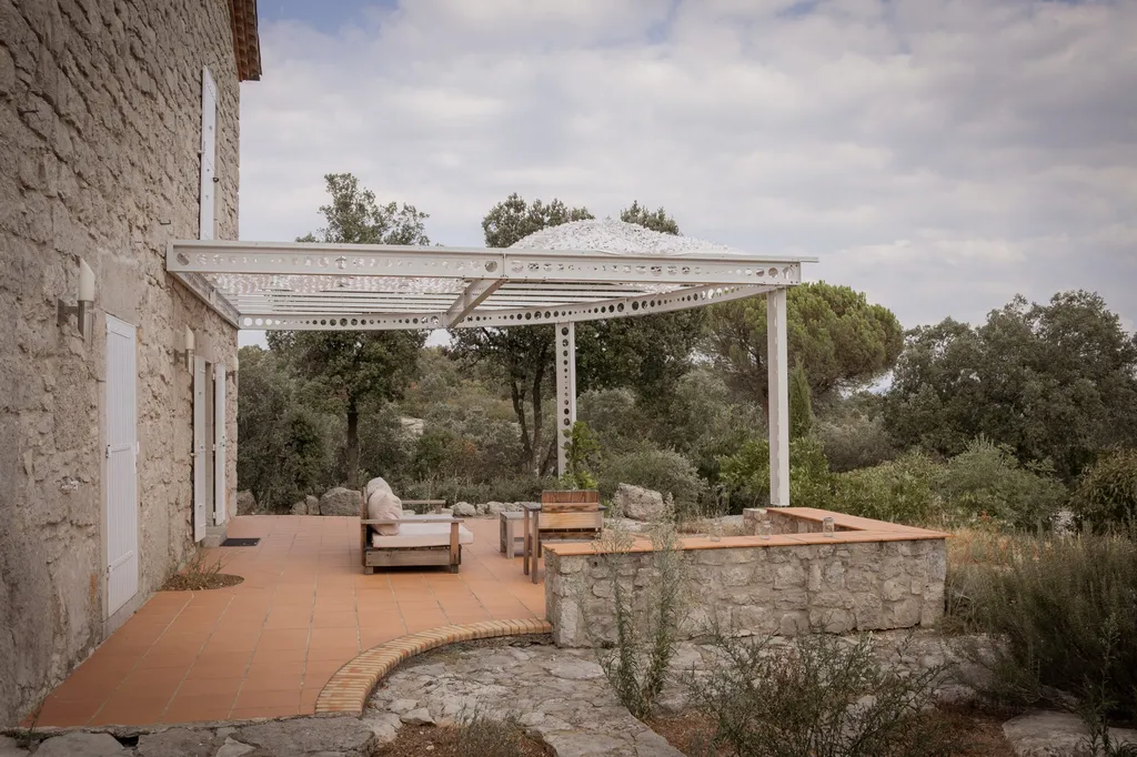 Fabrication d'une pergola appelée circulaire de part sa forme pour ombrager une terrasse d'exception en Sud Ardèche