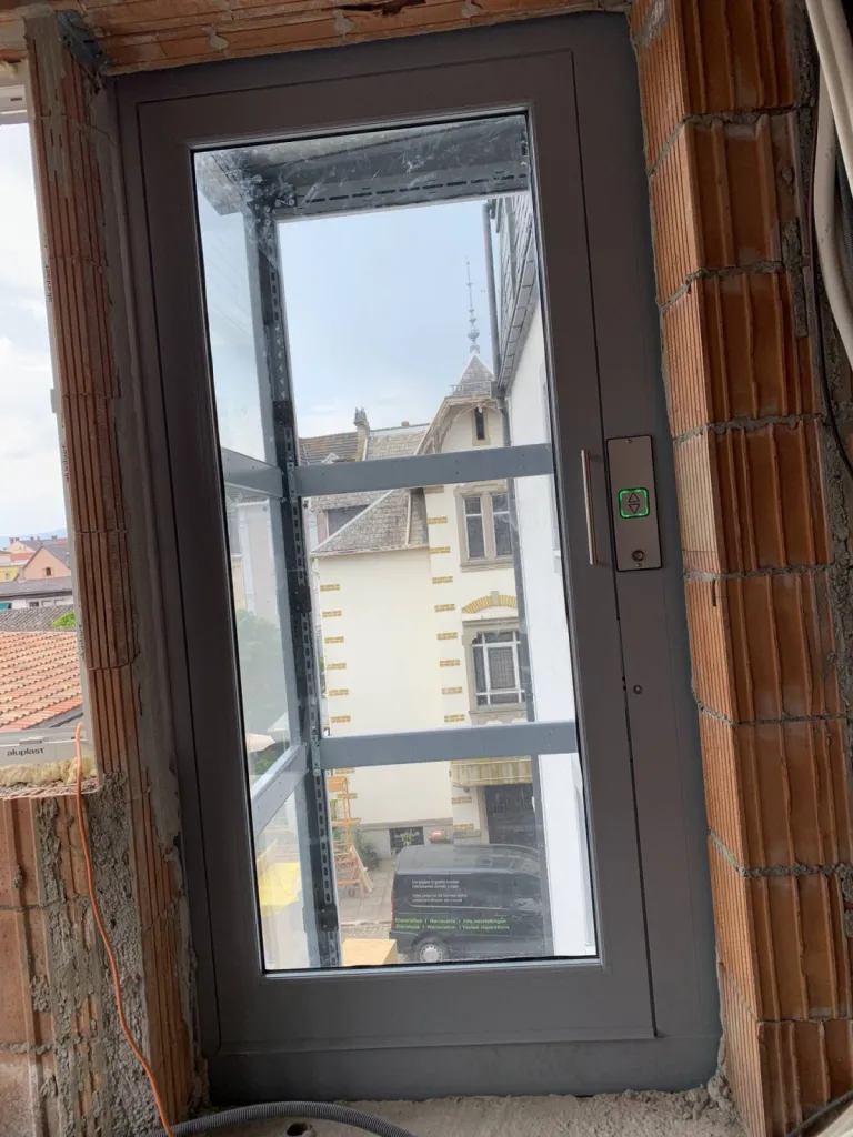 Installation d'un élévateur vertical électrique en pylone verre transparent auporteur en extérieur près d'Orange en Vaucluse