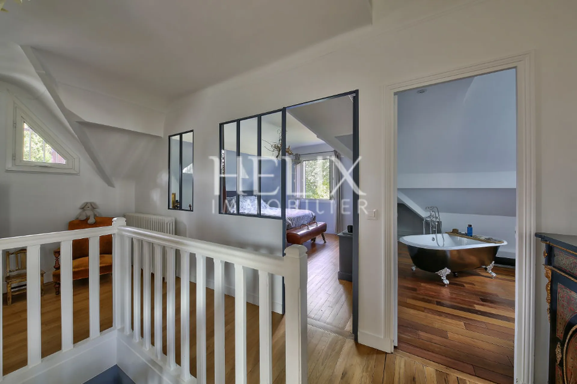 Vente réalisée par notre agence du Vésinet d'une maison 210 M² elle est proche du RER, des commerces et des écoles l'emplacement est idéal , vous profiterez d'un jardin tout en étant proche de Paris