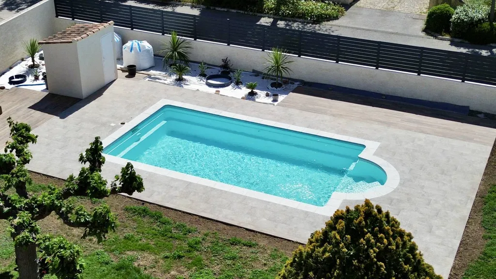 Plage de piscine en carrelage gris à salon-de-Provence 13300