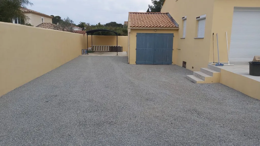 Application d'un gravillonnage bicouche dans la cour de la villa d'un particulier à Six-Fours les Plages dans le Var