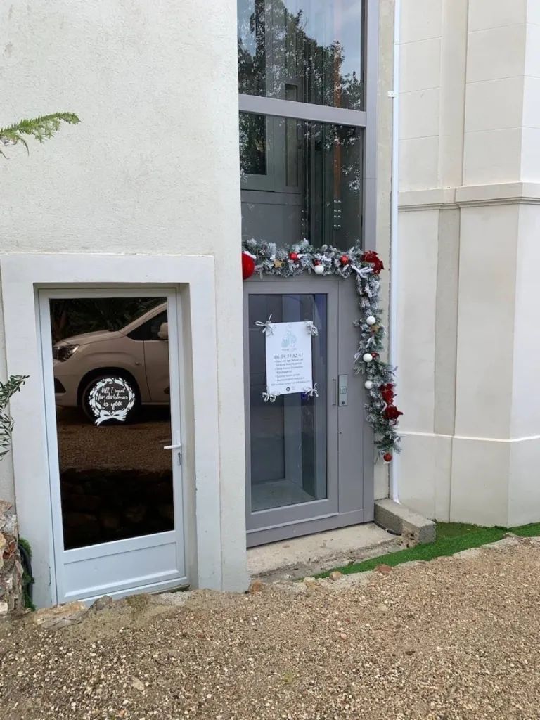 Accès en service opposé pour cet ascenseur de maison extérieur électrique en structure autoporteuse VIMEC E10 à Toulon près de Marseille