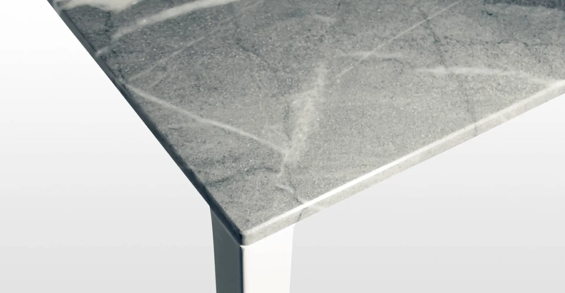 Connie: table bureau design en marbre bleu de savoie, pieds acier laqué blanc et gris brillant