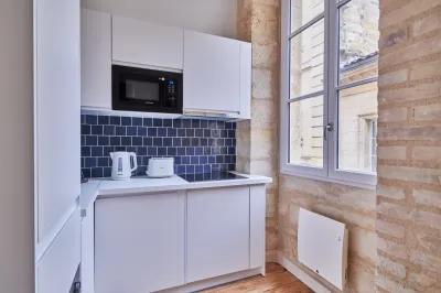 Petite cuisine en angle aménagée et équipée
