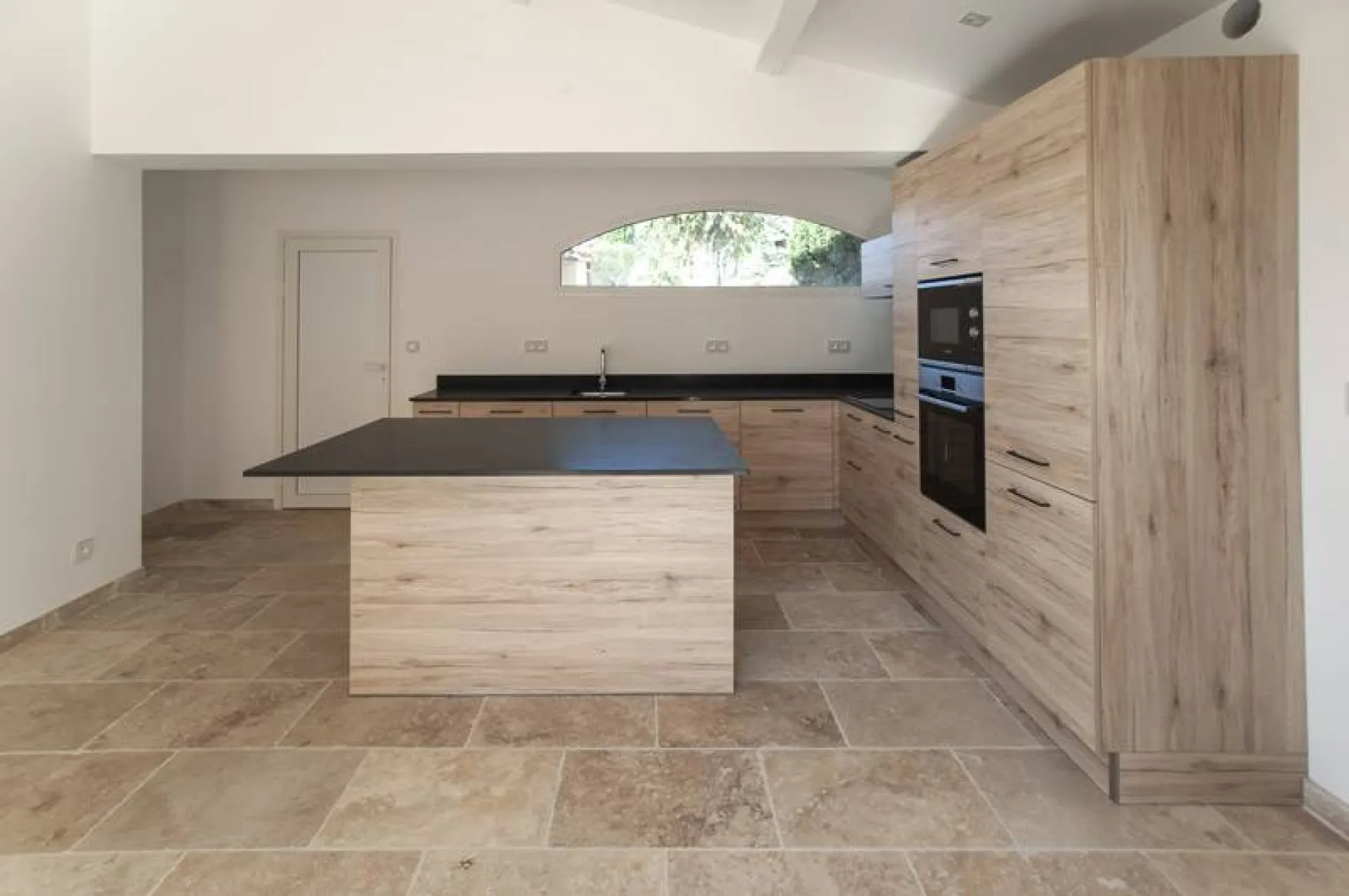 Istallation d'une cuisine dans le cadre d'une Rénovation complète d'un appartement à Bormes-les-mimosas