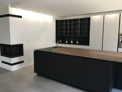 cuisine bicolore avec linéaire de colonne et ilot central à amberieux 