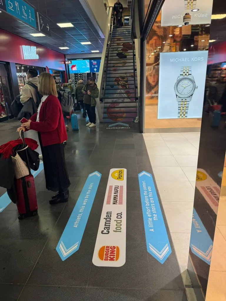 Pose de signalétique au sol dans un aéroport européen