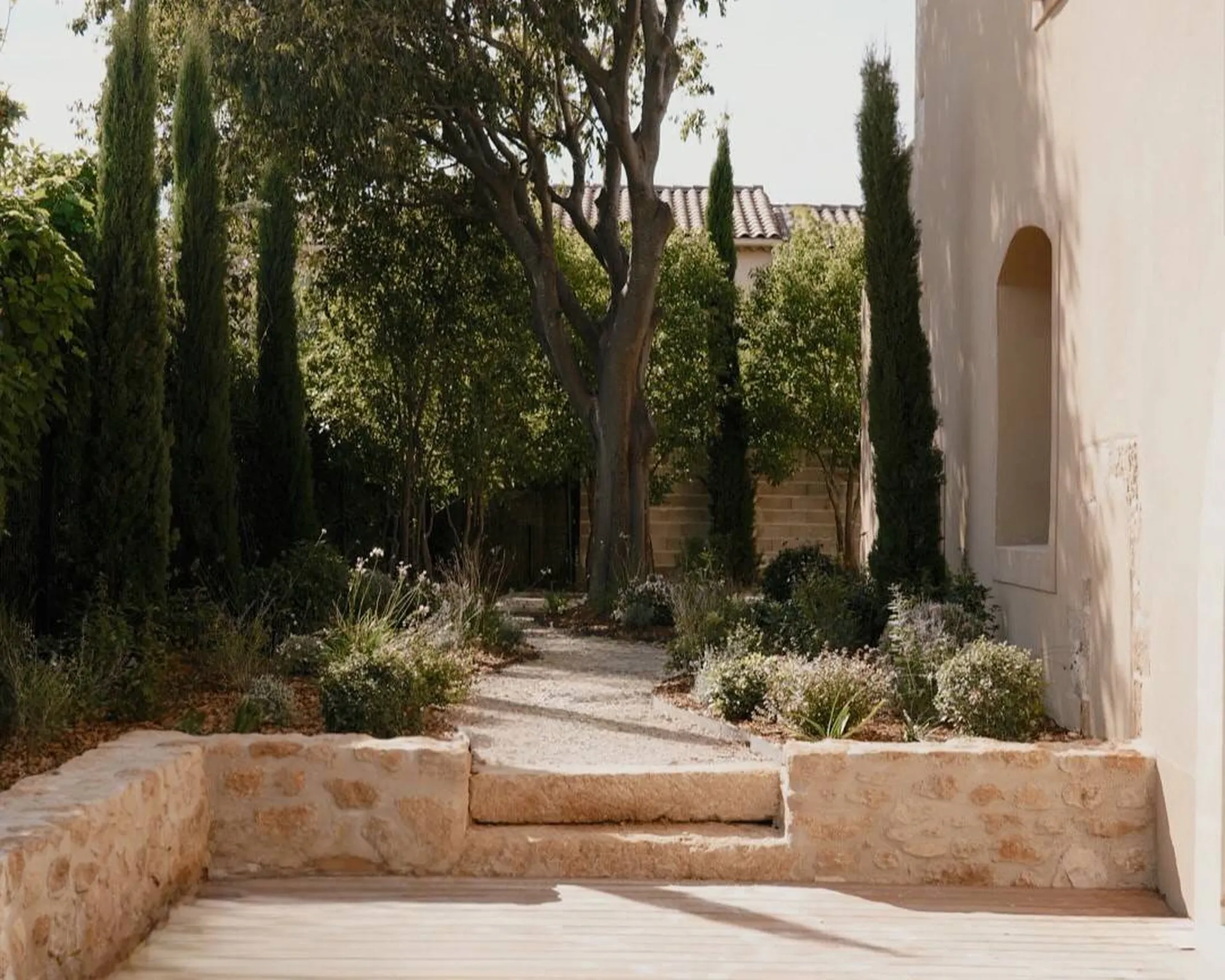 Allée gravillonnée et plantations méditerranéennes à Aix-en-Provence (13080).
