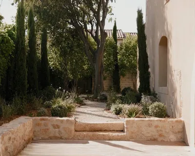 Allée gravillonnée et plantations méditerranéennes à Aix-en-Provence (13080).