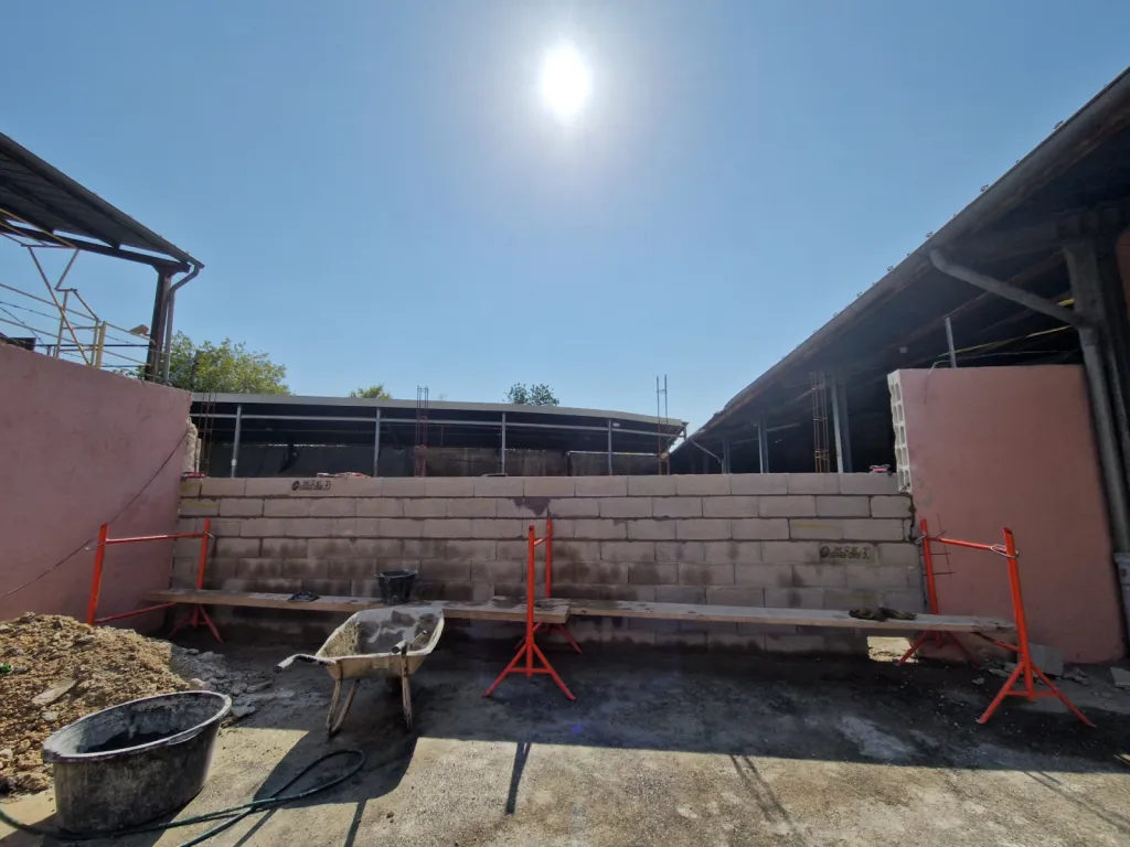 Construction d’un mur de 7 mètres sur 2,5 mètres à Marseille