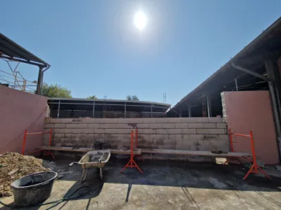 Construction d’un mur de 7 mètres sur 2,5 mètres à Marseille