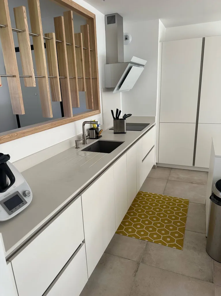 Conception d'une cuisine moderne et équipée blanc laquée à Lyon