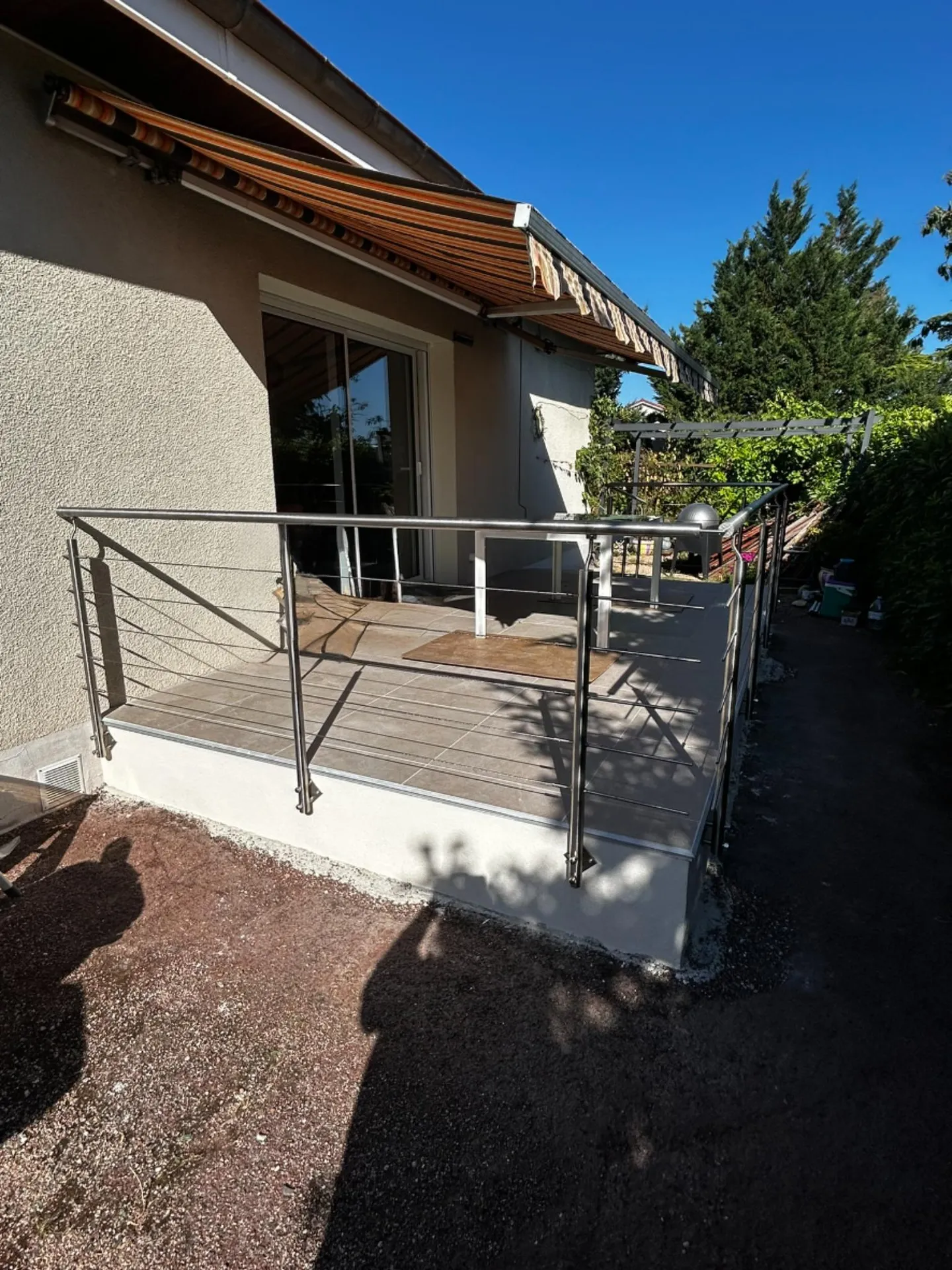 Terrasse mise à niveau avec garde-corps pour accessibilité PMR dans cette rénovation à Belleville-en-Beaujolais