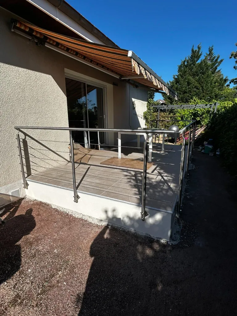 Terrasse mise à niveau avec garde-corps pour accessibilité PMR dans cette rénovation à Belleville-en-Beaujolais