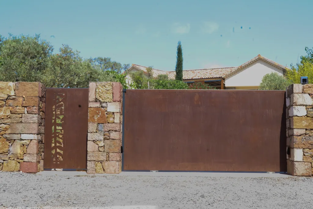 Portail sur mesure en acier découpé alliant design contemporain et intégration paysagère aux Vans