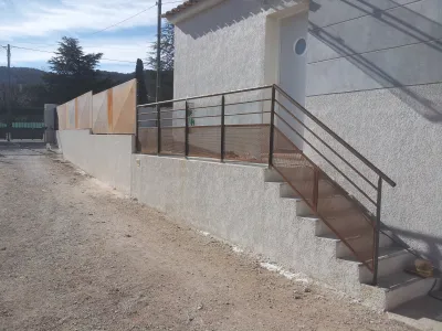 GARDE CORPS AVEC TOLES PERFOREES EN BAS POUR SECURISER ACCES  PLAN DE CAMPAGNE