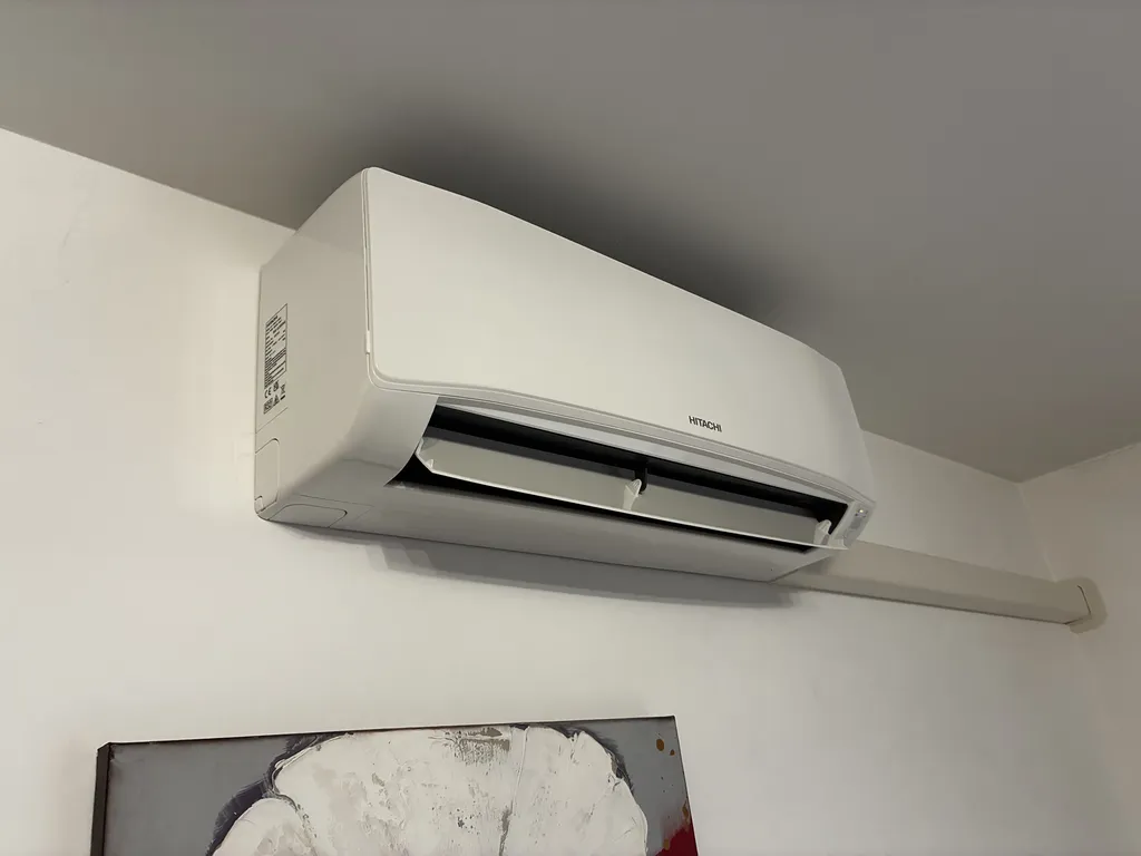 Unité intérieure AirHome 400 HITACHI RAK-DJ35RHAE installé par PROXICLIM à Trets 