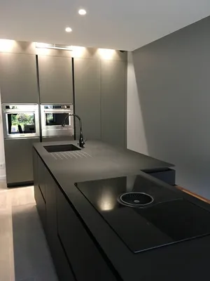 plaque avec hotte intégrée sur ilot central