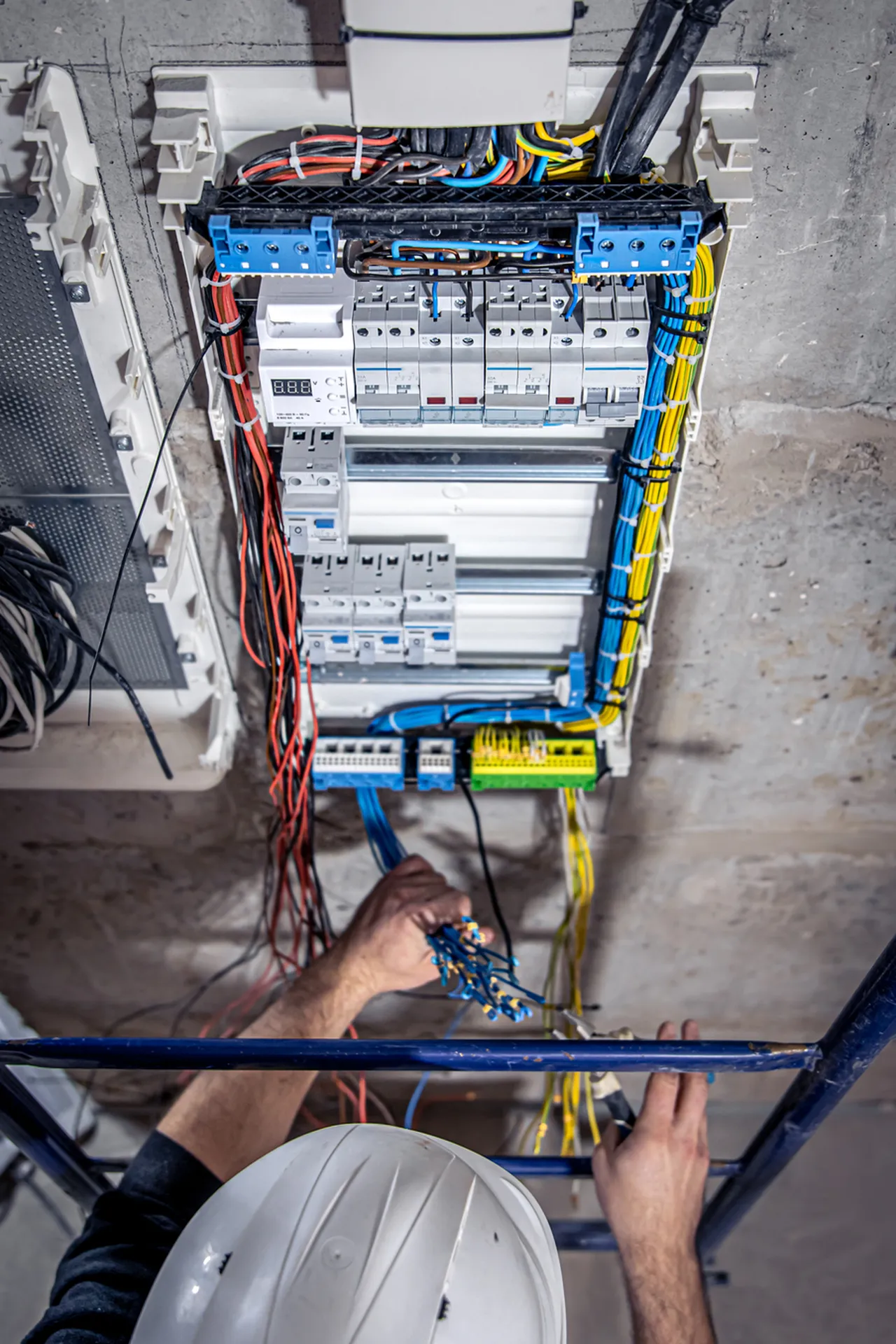 Électricien du bâtiment en situation professionnelle dans le cadre d’une habilitation électrique à Gap.