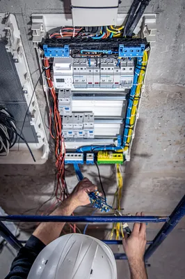 Électricien du bâtiment en situation professionnelle dans le cadre d’une habilitation électrique à Gap.