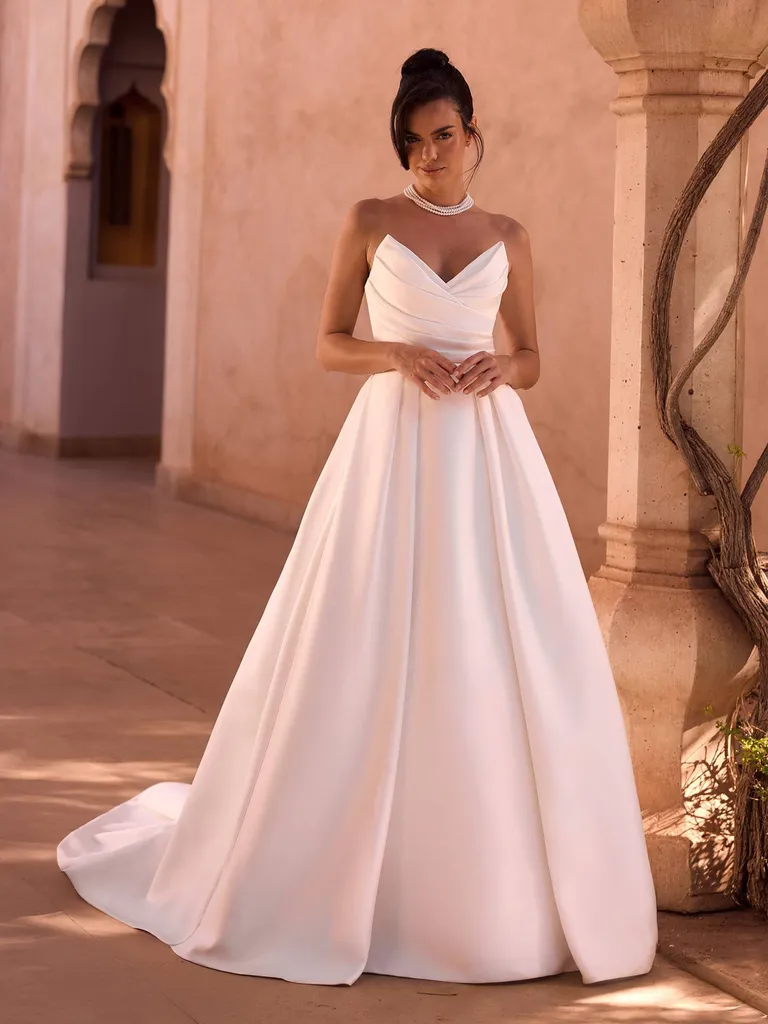 Robe de mariée bustier avec volume en satin à Avignon 