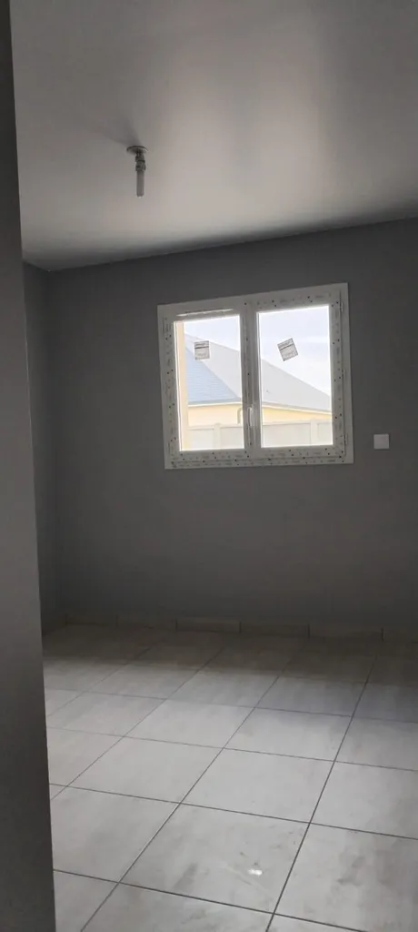 Pavillon neuf de plein pied finition velours au pistolet airless avec ces murs de couleurs près d' ÉVREUX 