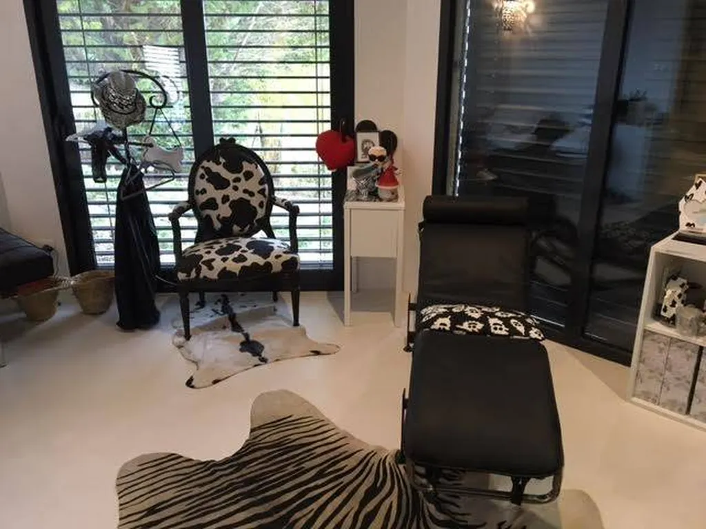 SOL DE LA CHAMBRE EN BÉTON CIRE BLANC DE TERRE DU MONDE