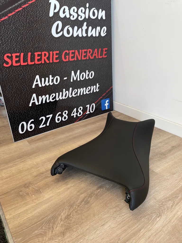 Personnalisation d’une selle de moto proche de bordeaux en Gironde.
