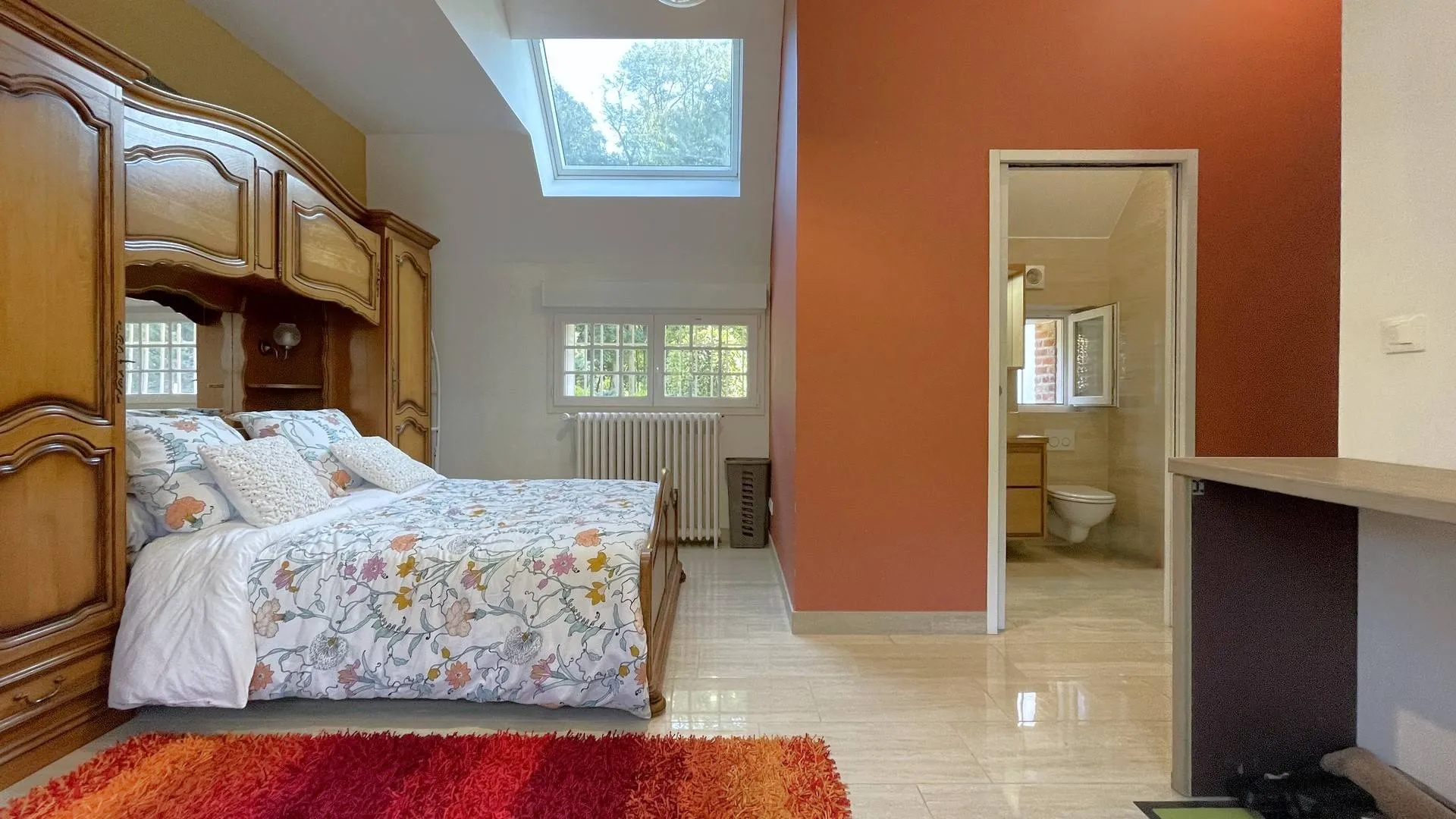 Propriété avec suite parentale à vendre** : Une suite parentale avec salle d'eau et WC, une chambre supplémentaire, une buanderie et un WC indépendant au rez-de-chaussée.