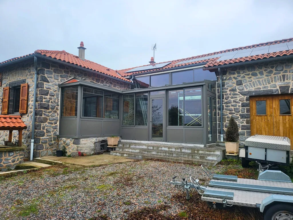 après installation sur-mesure d'une véranda en aluminium par 3 Baies à Saint-Martin-Lestra à coté de Feurs (42)