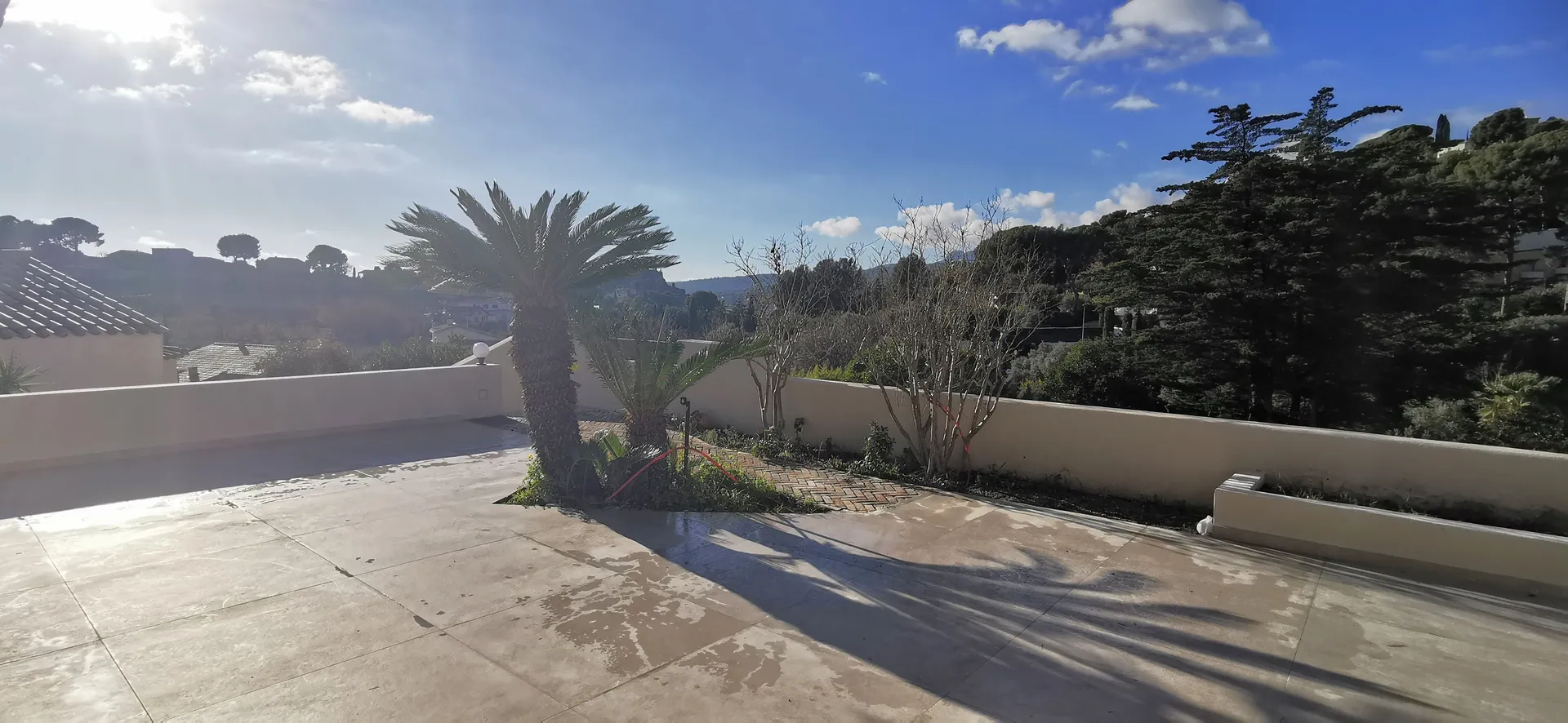 Vente maison individuelle entièrement rénovée Cassis à proximité immédiate du port à pied avec piscine, garage et dépendance