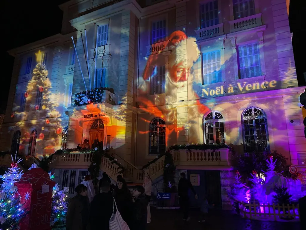 Projection lumineuse sur façade institutionnelle pour les fêtes de Noël à Cannes dans les Alpes Maritimes