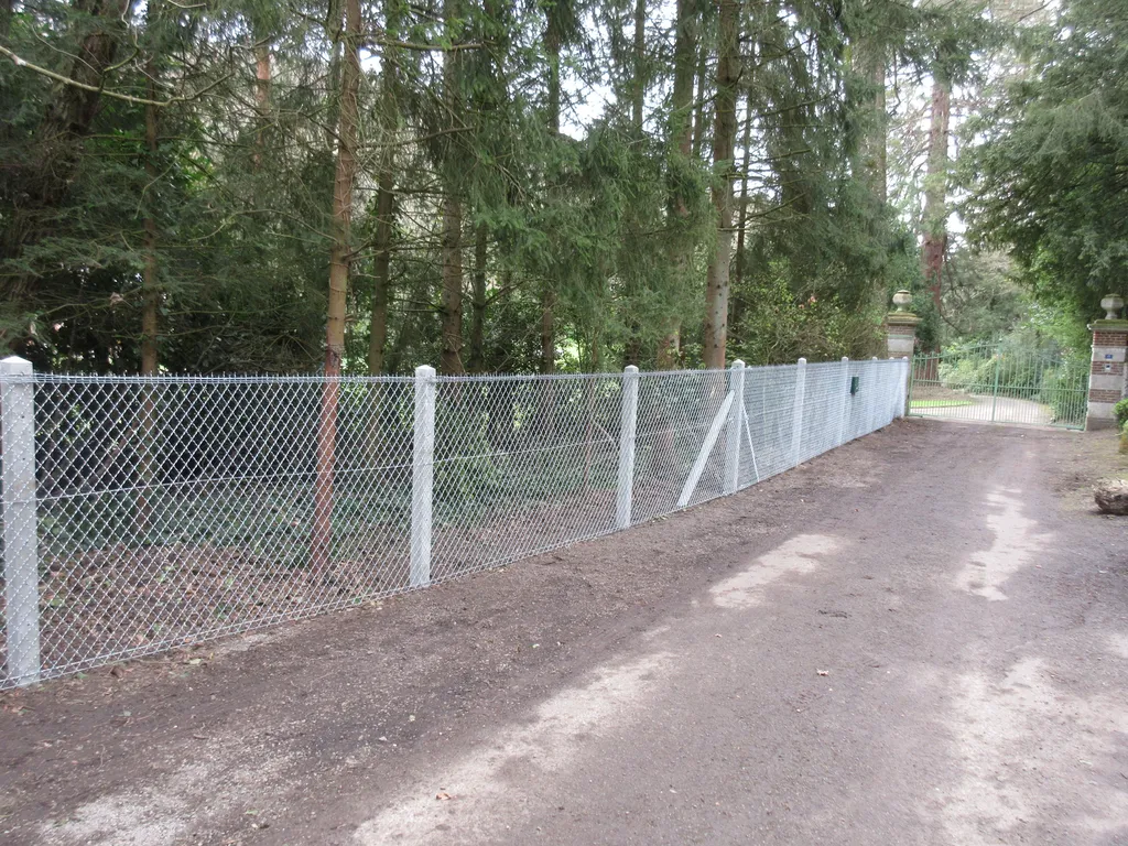 Installation de Clôture grillagée simple torsion pour professionnelle, Panneaux soudés et Clôtures de délimitation à Octeville-sur-Mer en Seine-Maritime 76 et ses Alentours