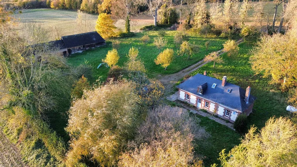 À vendre – Relais de chasse du XIXᵉ siècle avec dépendance et grand terrain arboré, idéalement situé en Normandie.