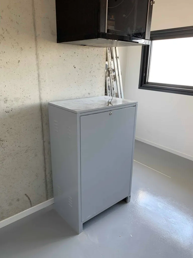 Coffret hydraulique déporté pour cet élévateur vertical VIMEC au sein d'une maison de santé entre Arles & Marseille