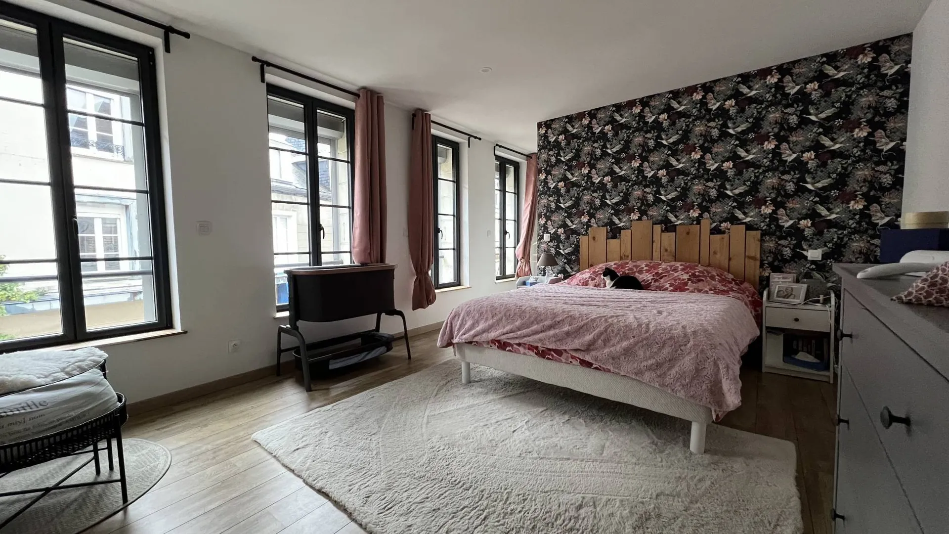 Charmante maison de ville 147m², 3 chambres, cour intérieure, cave voûtée et belles prestations, à proximité immédiate des commerces et services du centre de Eu 76260.