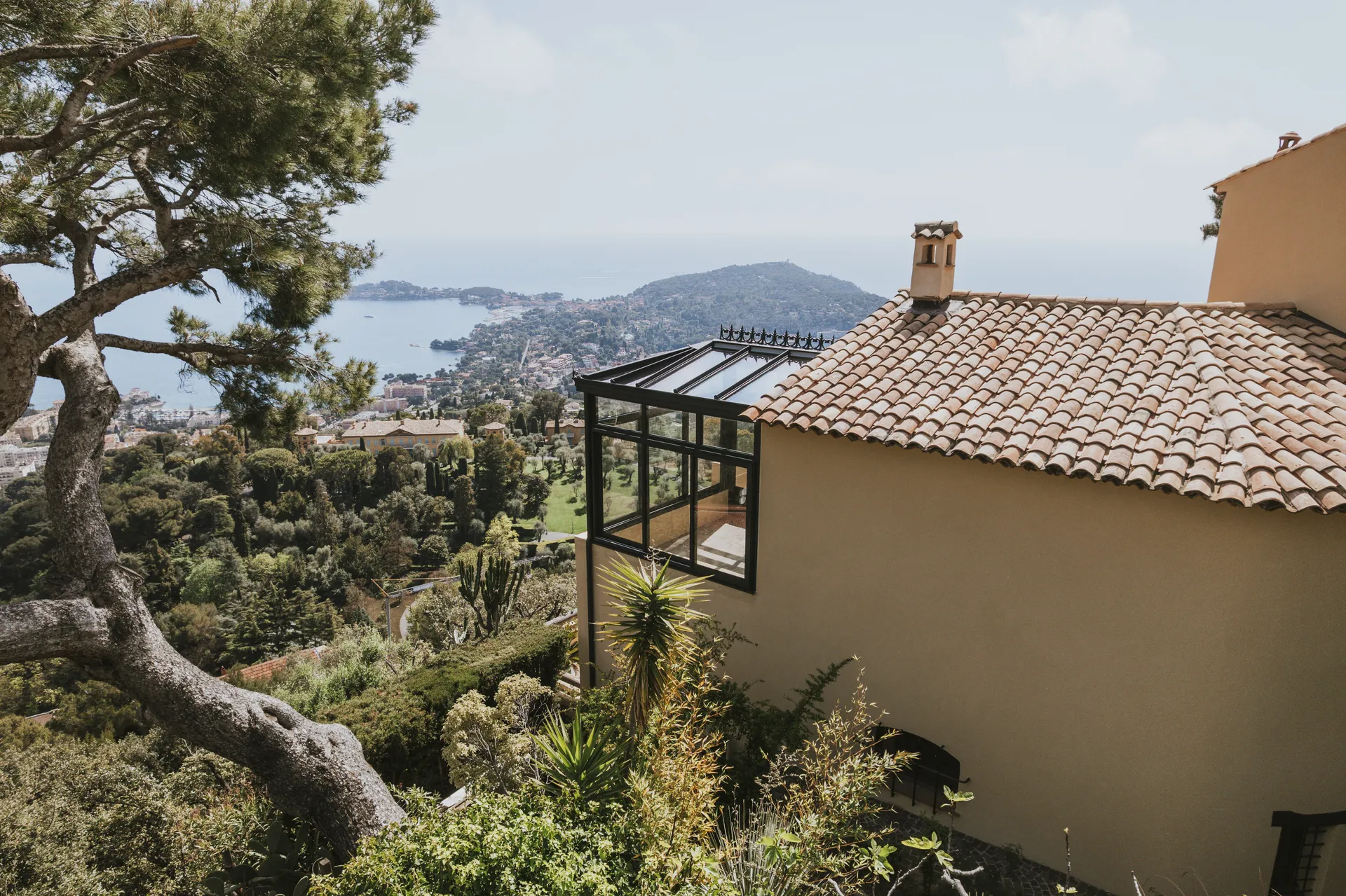 Véranda en aluminium sur mesure avec grandes baies vitrées installée en extension d'une maison dans le Var