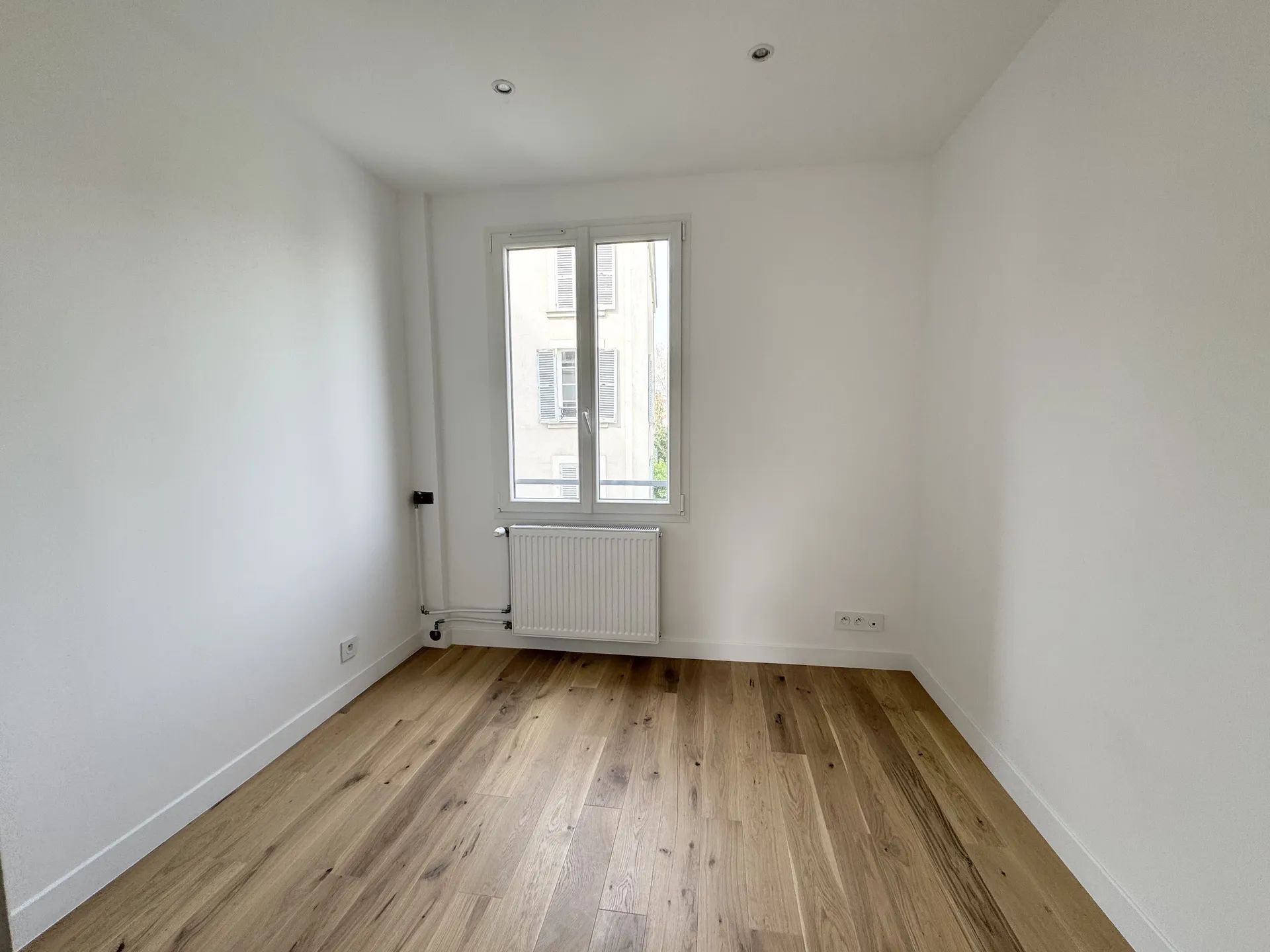 Saint-Germain-en-Laye, à 2 minutes à pied du centre-ville superbe appartement 3 pièces, bureau ou chambre pour le télétravail.