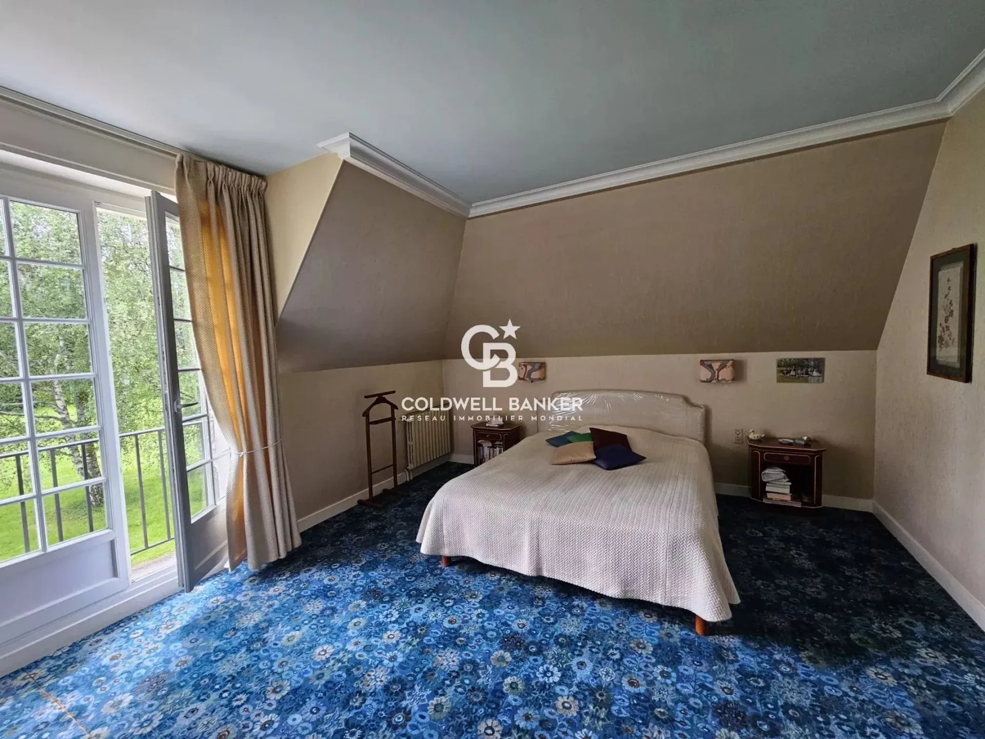 Un cadre de vie privilégié – Vivez au calme dans un écrin de verdure, tout en restant proche du centre-ville du Mans.