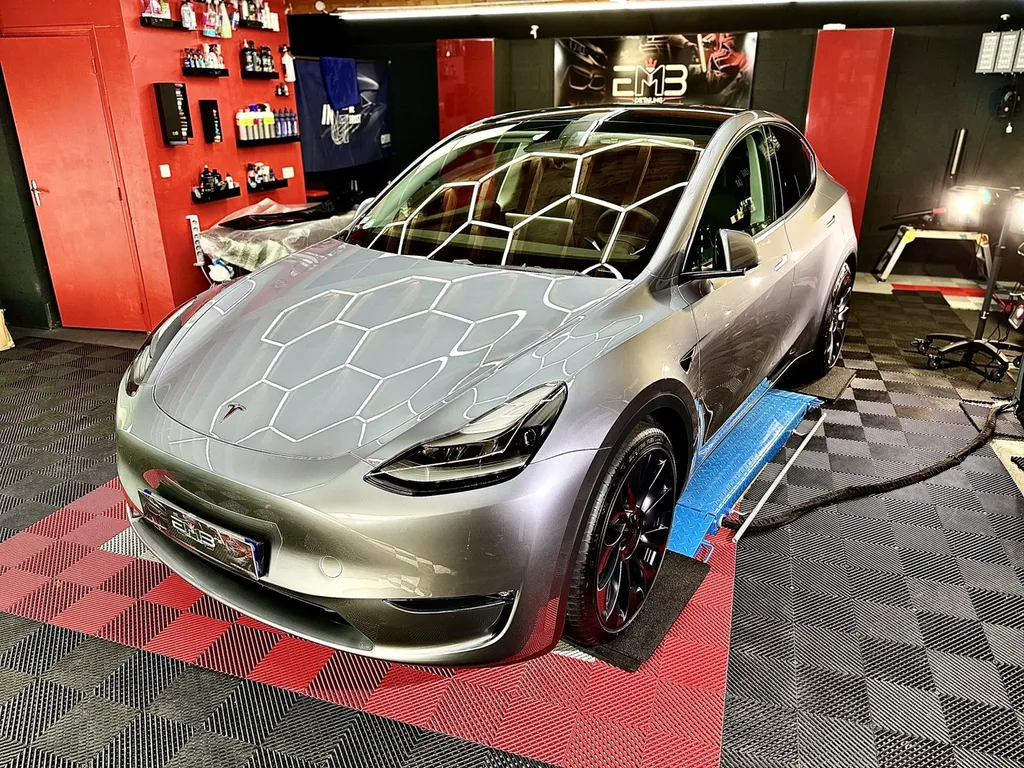 traitement céramique Lyon film de protection carrosserie PPF film plastique carrosserie Tesla model Y Lyon 